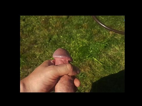 ❤️ Una guapa calenta es folla el seu cony rosa i es corre amb un esquitxat en un jardí d'estiu ❤❌ Putes a nosaltres ❌️❤